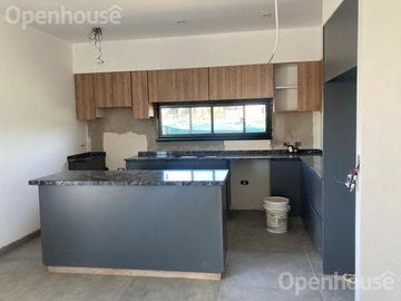 VENTA CASA 5 AMBIENTES BARRIO EL ALJIBE