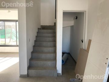VENTA CASA 5 AMBIENTES BARRIO EL ALJIBE