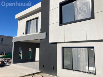 VENTA CASA 5 AMBIENTES BARRIO EL ALJIBE