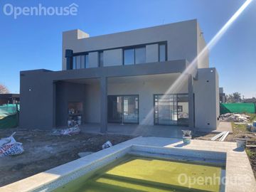 VENTA CASA 5 AMBIENTES BARRIO EL ALJIBE
