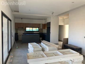 VENTA CASA 5 AMBIENTES BARRIO EL ALJIBE