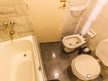 Departamento de 5 ambientes  2 baños completos, cochera baulera - Seguridad 24hs - Venta en Retiro