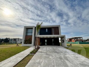 Casa en venta - Barrio Canning Chico