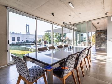 Casa en venta en Country Terravista,General Rodriguez fondo a laguna