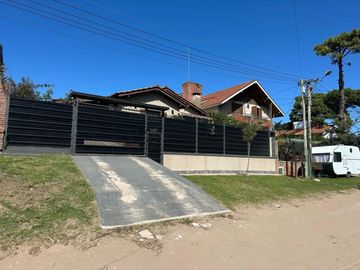 Casa en venta - 3 Dormitorios 2 Baños - Villa Gesell