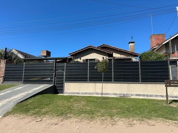 Casa en venta - 3 Dormitorios 2 Baños - Villa Gesell