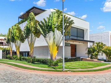Casa moderna con roof garden y alberca en La Cruz de Huanacaxtle