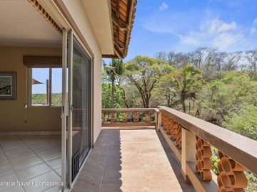 Casa sustentable con jacuzzi y vistas al mar en Higuera Blanca