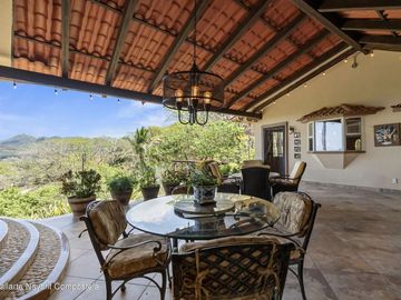 Casa sustentable con jacuzzi y vistas al mar en Higuera Blanca