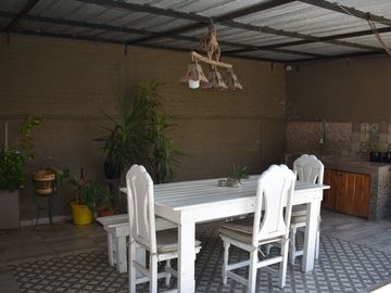 Casa mas departamento con PARQUE Y COCHERA