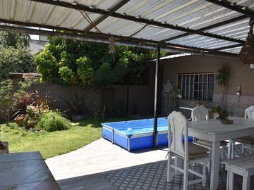 Casa mas departamento con PARQUE Y COCHERA
