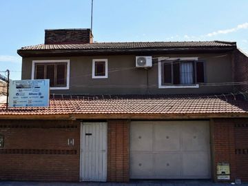 Casa mas departamento con PARQUE Y COCHERA
