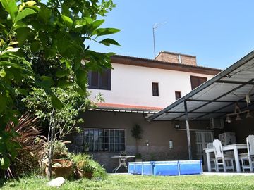 Casa mas departamento con PARQUE Y COCHERA