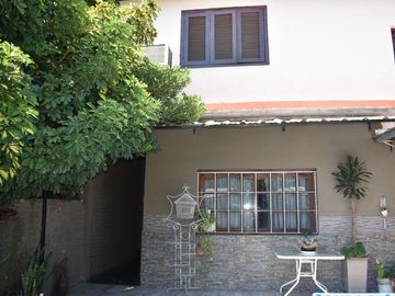 Casa mas departamento con PARQUE Y COCHERA