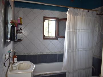 Casa mas departamento con PARQUE Y COCHERA