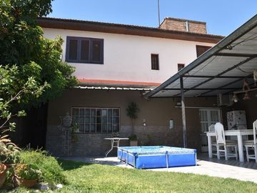 Casa mas departamento con PARQUE Y COCHERA