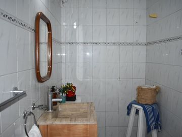 Casa mas departamento con PARQUE Y COCHERA