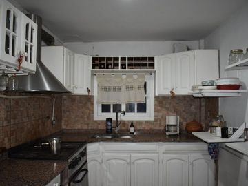 Casa mas departamento con PARQUE Y COCHERA