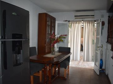 Casa mas departamento con PARQUE Y COCHERA