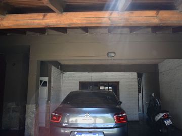 Casa mas departamento con PARQUE Y COCHERA