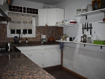 Casa mas departamento con PARQUE Y COCHERA