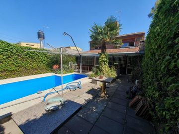CASA 4 AMB EN GARIN CENTRO CON PILETA