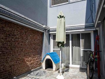 Venta casa 4 dormitorios  en Versalles, con pileta