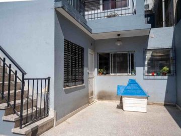 Venta casa 4 dormitorios  en Versalles, con pileta