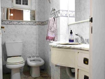 Venta casa 4 dormitorios  en Versalles, con pileta