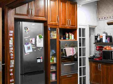 Venta casa 4 dormitorios  en Versalles, con pileta