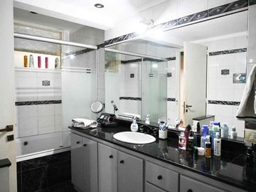 Venta casa 4 dormitorios  en Versalles, con pileta