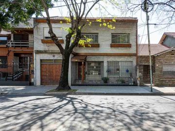 Venta casa 4 dormitorios  en Versalles, con pileta