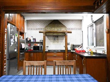 Venta casa 4 dormitorios  en Versalles, con pileta