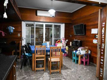 Venta casa 4 dormitorios  en Versalles, con pileta