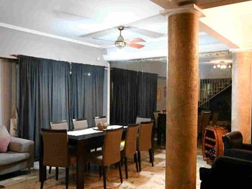 Venta casa 4 dormitorios  en Versalles, con pileta