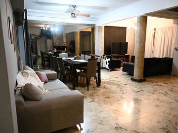 Venta casa 4 dormitorios  en Versalles, con pileta