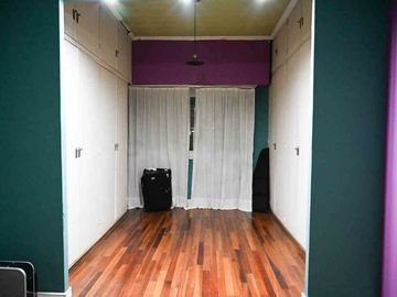 Venta casa 4 dormitorios  en Versalles, con pileta