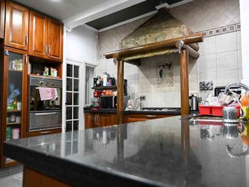Venta casa 4 dormitorios  en Versalles, con pileta
