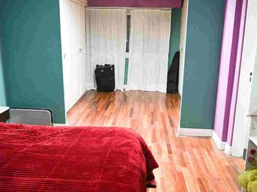 Venta casa 4 dormitorios  en Versalles, con pileta