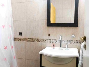 Venta casa 4 dormitorios  en Versalles, con pileta