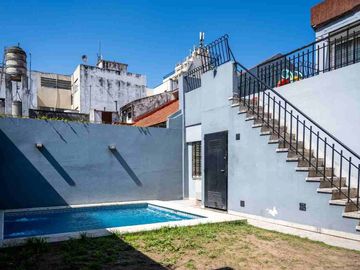 Venta casa 4 dormitorios  en Versalles, con pileta