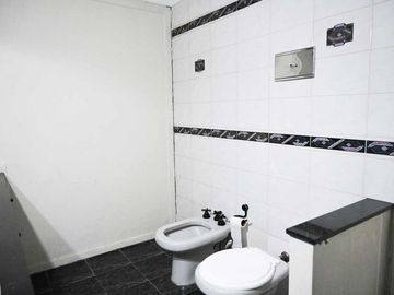 Venta casa 4 dormitorios  en Versalles, con pileta