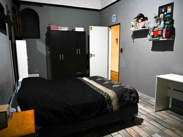 Venta casa 4 dormitorios  en Versalles, con pileta