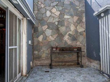 Venta casa 4 dormitorios  en Versalles, con pileta