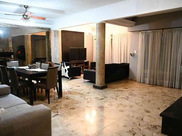 Venta casa 4 dormitorios  en Versalles, con pileta