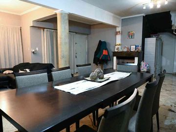 Venta casa 4 dormitorios  en Versalles, con pileta