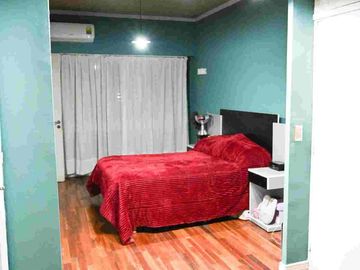 Venta casa 4 dormitorios  en Versalles, con pileta