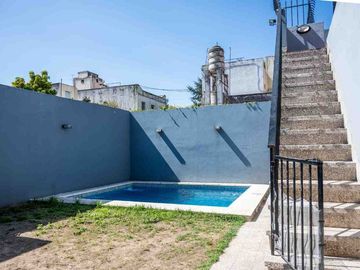 Venta casa 4 dormitorios  en Versalles, con pileta