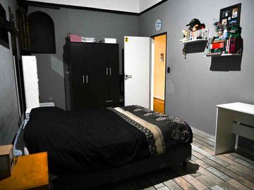 Venta casa 4 dormitorios  en Versalles, con pileta