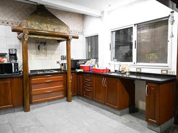 Venta casa 4 dormitorios  en Versalles, con pileta